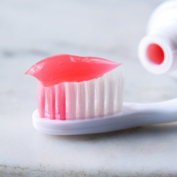 Storia e Benefici del Dentifricio Dall'Antichità ai Giorni Nostri