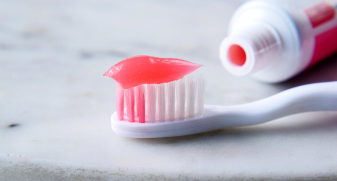 Storia e Benefici del Dentifricio Dall'Antichità ai Giorni Nostri